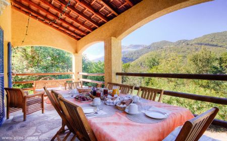 Bed & Breakfast no.57221 Poggio-Marinaccio - Corse - Chambres d'h&ocirc;tes, Poggio Marinaccio, Centre-Corse, Haute-Corse, labellis&eacute; Gites de France : la terrasse o&ugrave; est servi le petit-d&eacute;jeuner, avec vue sur le San Pedrone